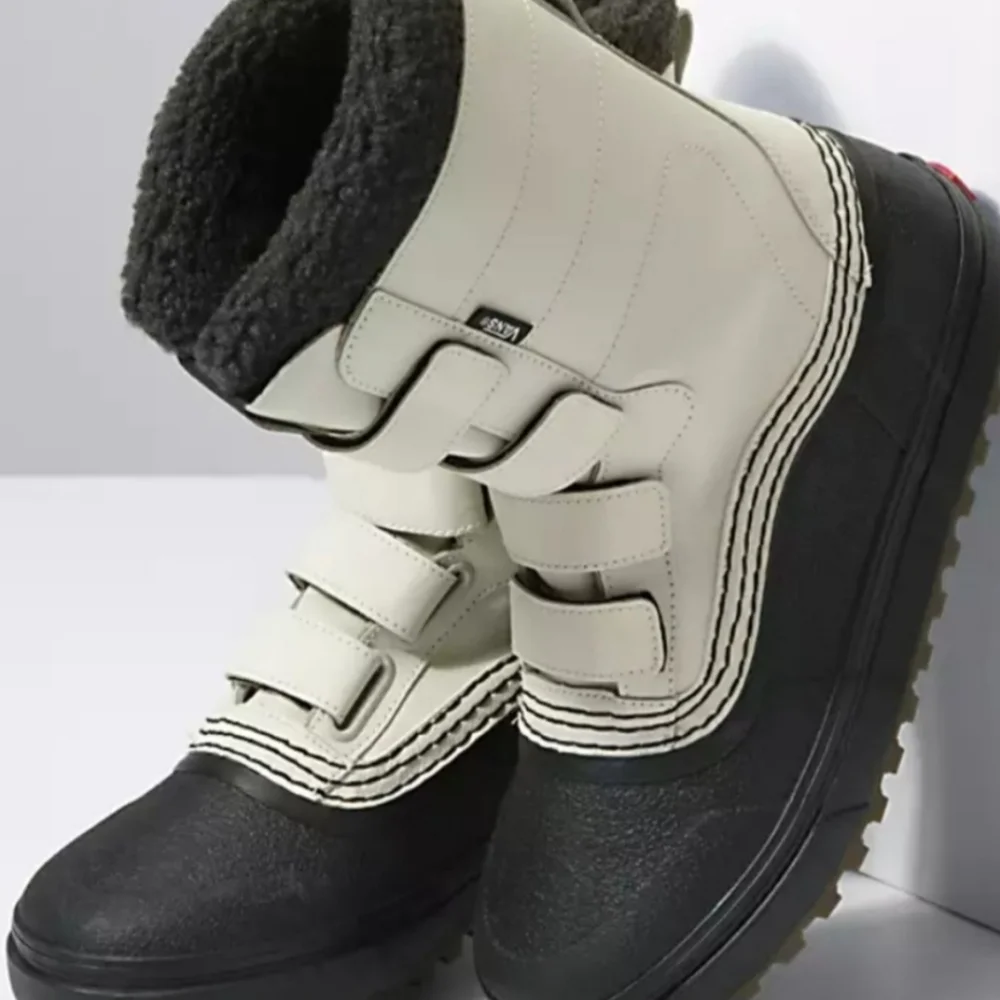 Vans STANDARD V SNOW MTE BOOTSize: Men9/Women10.5COLOR - BONE/BLACK New